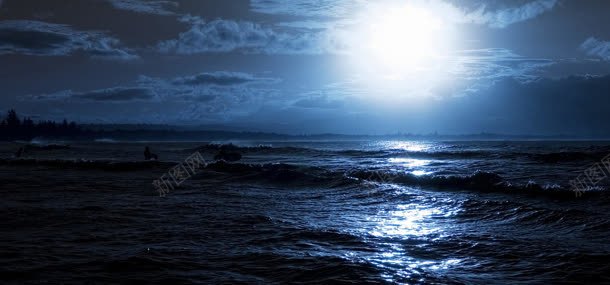 夜晚月光下的大海背景