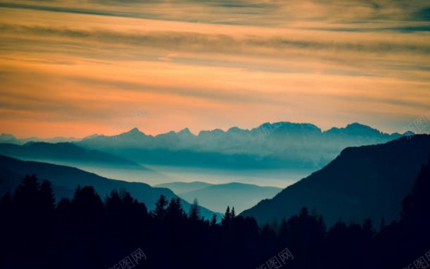 山峰树木夕阳背景