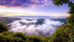 蓝天山川河水背景祥云蓝天绿叶山川美景高清图片