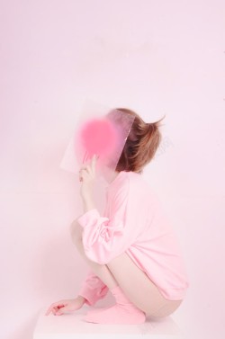 推车的美女粉色背景前的漂亮美女高清图片