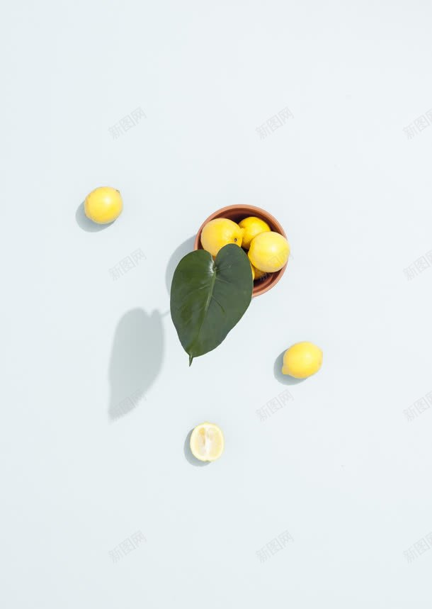 器皿装绿叶柠檬图jpg设计背景_新图网 https://ixintu.com 器皿 柠檬 绿叶