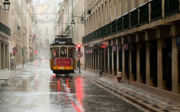 天空下雨有轨电车背景图片 素材7ymkekaqk 新图网