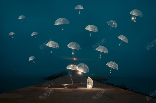 放飞透明雨伞的美女jpg设计背景_新图网 https://ixintu.com 放飞 美女 透明 雨伞