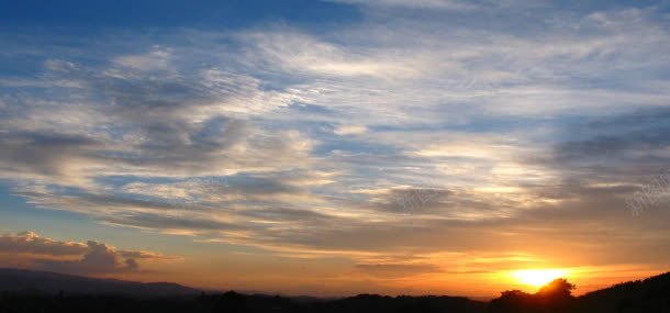 蓝天白云夕阳背景背景