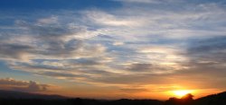 大雨来临前夕蓝天白云夕阳背景高清图片