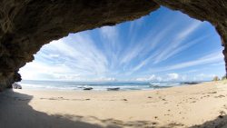 山洞免抠png蓝天白云山洞沙滩高清图片