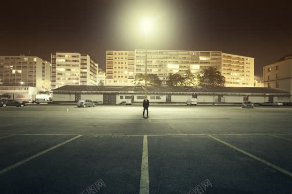 篮球场夜幕下的孤独身影背景