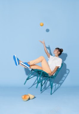 椅子上抛水果的女孩海报背景背景