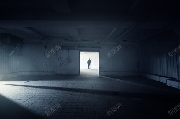 黑色仓库外的男人海报背景背景图片 素材7nnkwauuu 新图网 黑色仓库外的男人海报背景背景图片 素材7nnkwauuu 新图网