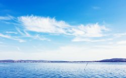 蓝天湖水蓝天白云下的蓝湖水高清图片