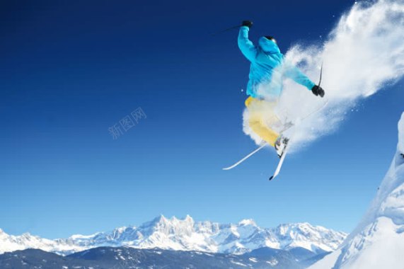 滑雪蓝天下滑雪的运动员背景