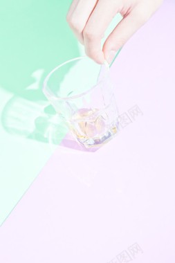 清新粉蓝色背景透明水杯背景