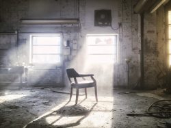 一把椅子破旧的房屋一把毅力的椅子光束高清图片