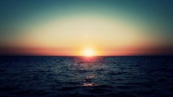 日出海面海上日出海面光晕高清图片