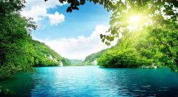 趁阳光正好宁静的蓝色湖面阳光正好高清图片