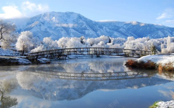 唯美冬季湖泊雪景背景