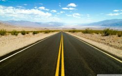 沙漠公路沙漠荒芜草地高速公路高清图片