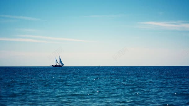 海边蓝色天空帆船轮船背景背景