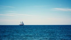 海边蓝色天空海边蓝色天空帆船轮船背景高清图片