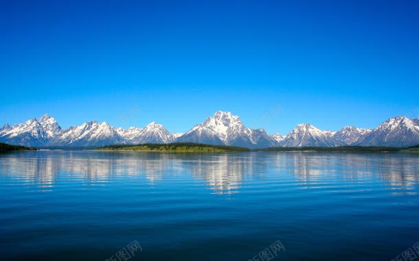 蓝色天空湖面雪山jpg设计背景_新图网 https://ixintu.com 天空 湖面 蓝色 雪山
