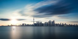 天空水面上海水面繁华都市天空云朵高清图片