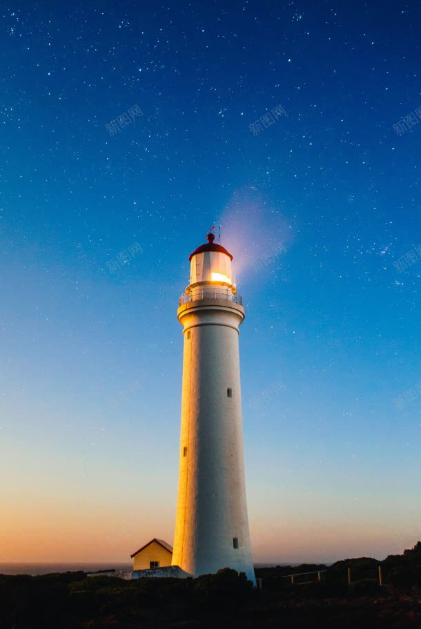 蓝色星空海边灯塔jpg设计背景_新图网 https://ixintu.com 星空 海边 灯塔 蓝色