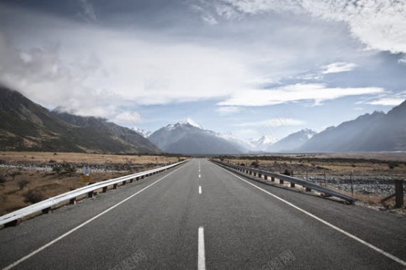 天空下的高速公路背景