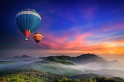 边际飞翔在云彩边际的热气球高清图片