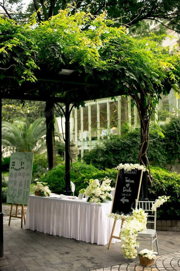 绿色树林里的婚礼场地jpg设计背景_新图网 https://ixintu.com 场地 婚礼 树林 绿色