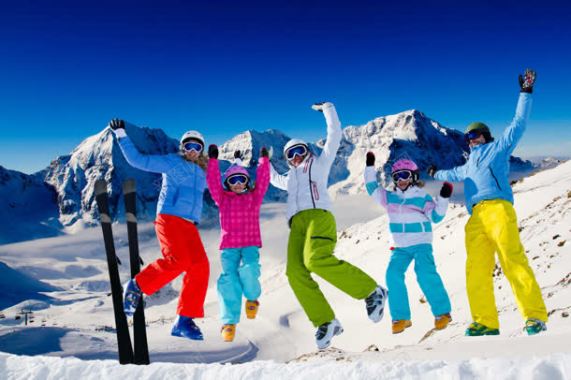 学山上的滑雪者海报背景背景