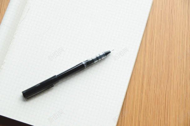 创意办公桌表面钢笔摄影jpg_新图网 https://ixintu.com 创意 办公桌 摄影 表面 钢笔