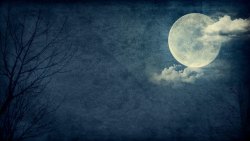 阴暗背景蓝色月亮高清图片