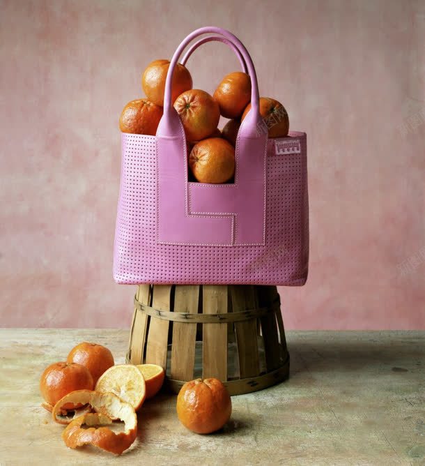 粉色手提包中的橘子jpg设计背景_新图网 https://ixintu.com 手提包 橘子 粉色