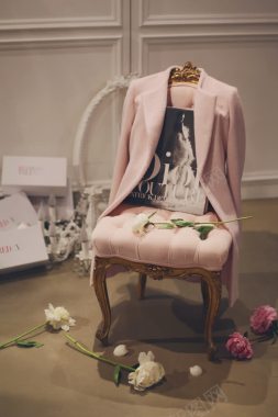 粉色外套椅子背景