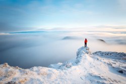 远处雪山站在雪山看远处的雾高清图片