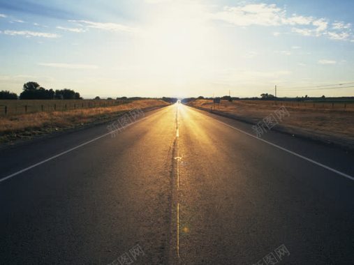 日落荒原上的公路海报背景背景