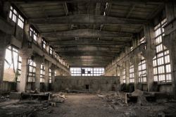 厂房车间破旧的工厂高清图片