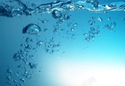最高水温蓝色水中的气泡高清图片