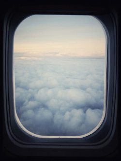 飞机窗户透过飞机的窗户看外面的白云高清图片