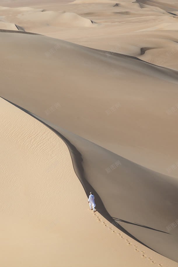 行走在沙漠里的人像jpg设计背景_新图网 https://ixintu.com 人像 沙漠 行走