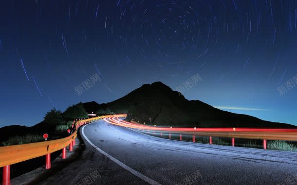 夜间蜿蜒的公路海报背景jpg设计背景_新图网 https://ixintu.com 公路 夜间 海报 背景 蜿蜒