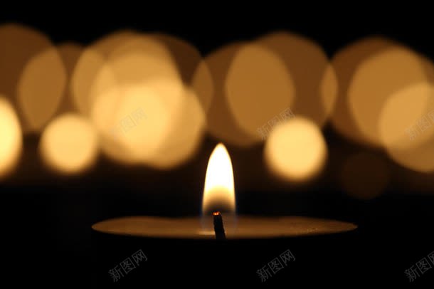 点燃的蜡烛jpg设计背景_新图网 https://ixintu.com 光线 其它类别 图片素材 火苗 点燃的蜡烛图片 点燃的蜡烛图片素材下载 燃烧 白色 背景花边 蜡烛