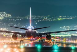 跑道高清背景夜晚机场跑道上客机高清图片
