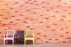 红色的砖墙红砖墙壁与椅子高清图片
