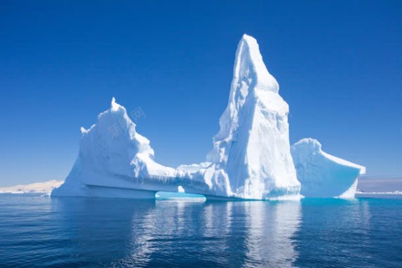 红包漂浮海洋上漂浮的冰山摄影图摄影图片