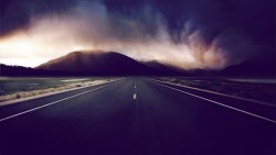 高速公路夜景乌云密布的高速公路高清图片