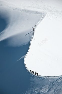 爬山设备山顶雪山山顶的爬山人海报背景高清图片