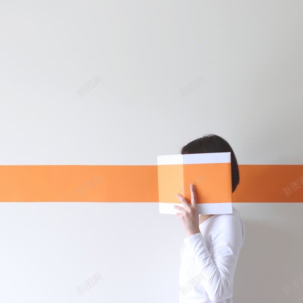 拿书遮脸的人橙色线条海报背景jpg设计背景_新图网 https://ixintu.com 橙色 海报 线条 背景
