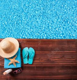 蓝色泳池木板上的帽子与拖鞋高清图片