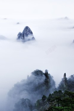 怪石嶙峋云海缭绕怪石嶙峋高清图片